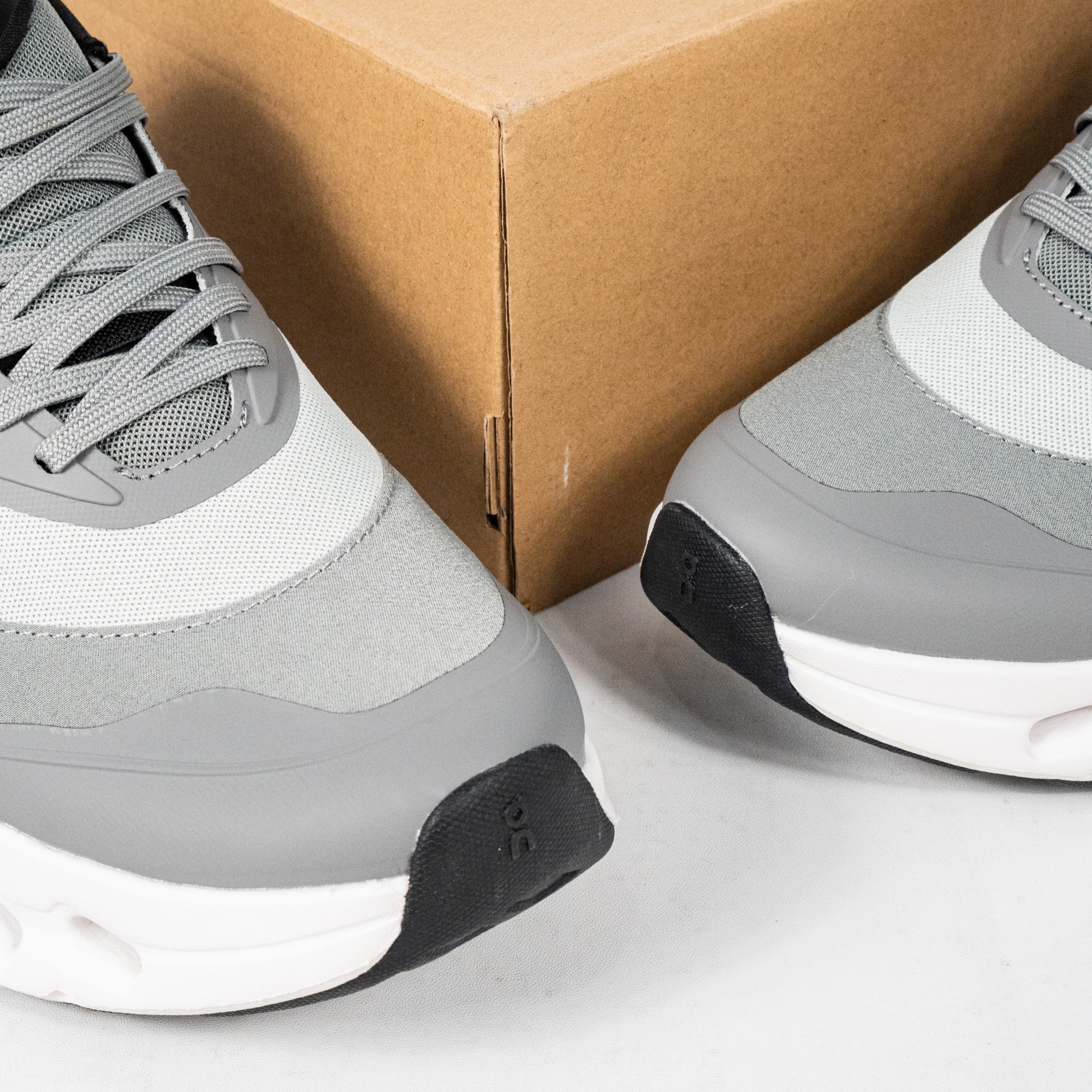 Sepatu On Running Cloudtilt 2.0 Grey White Sneakers Authentic - Image 4