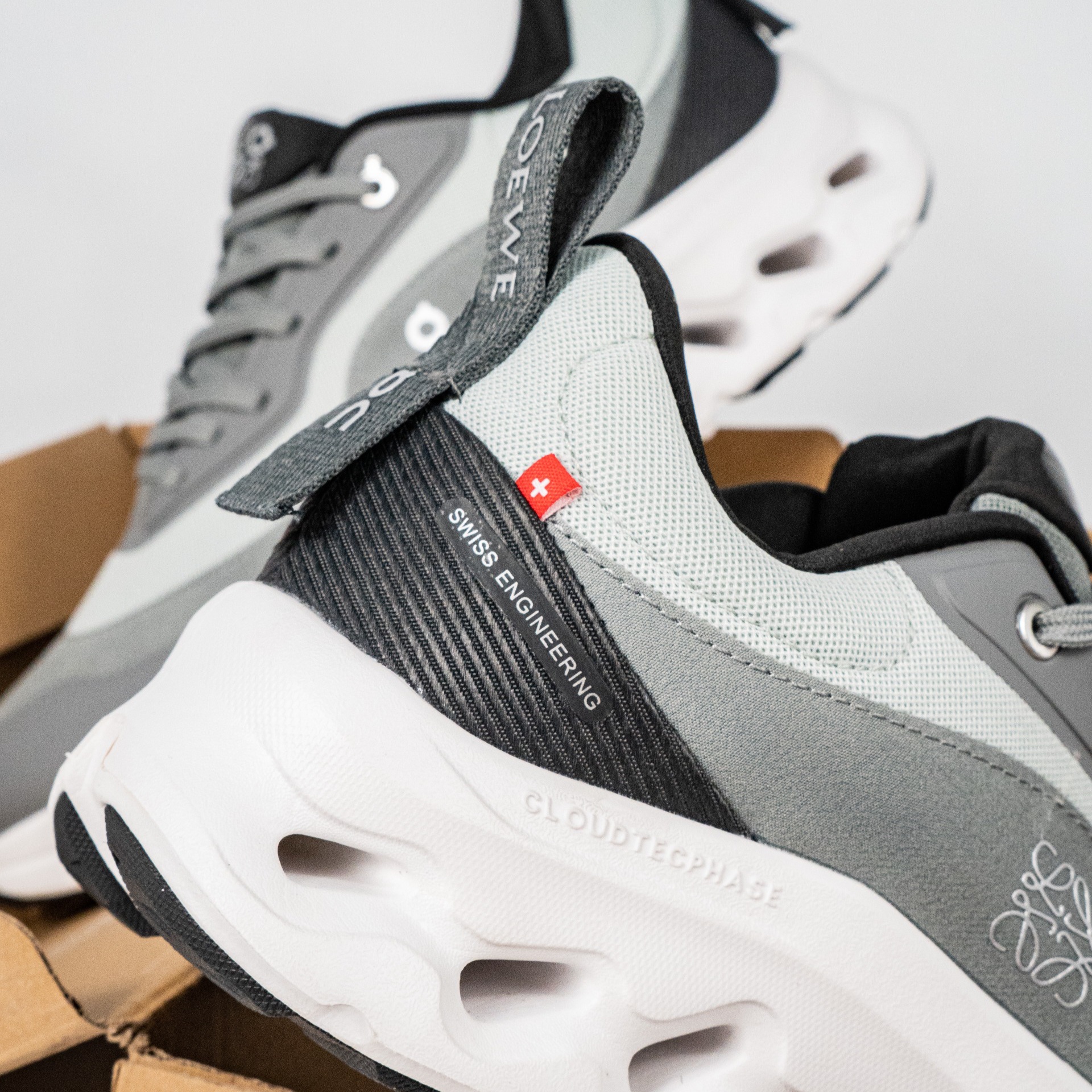 Sepatu On Running Cloudtilt 2.0 Grey White Sneakers Authentic - Image 3