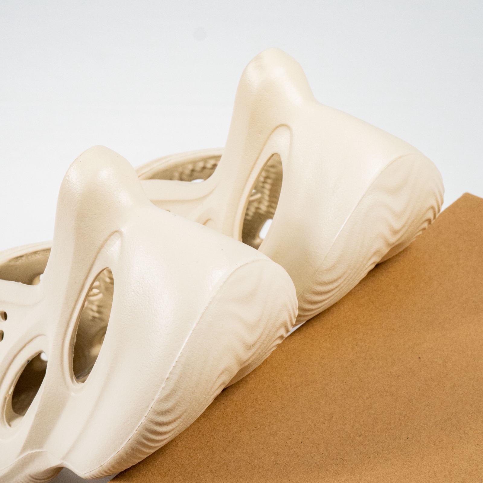 Sendal Adidas Yeezy Foam Runner Ararat Cream Slide Authentic - Image 3