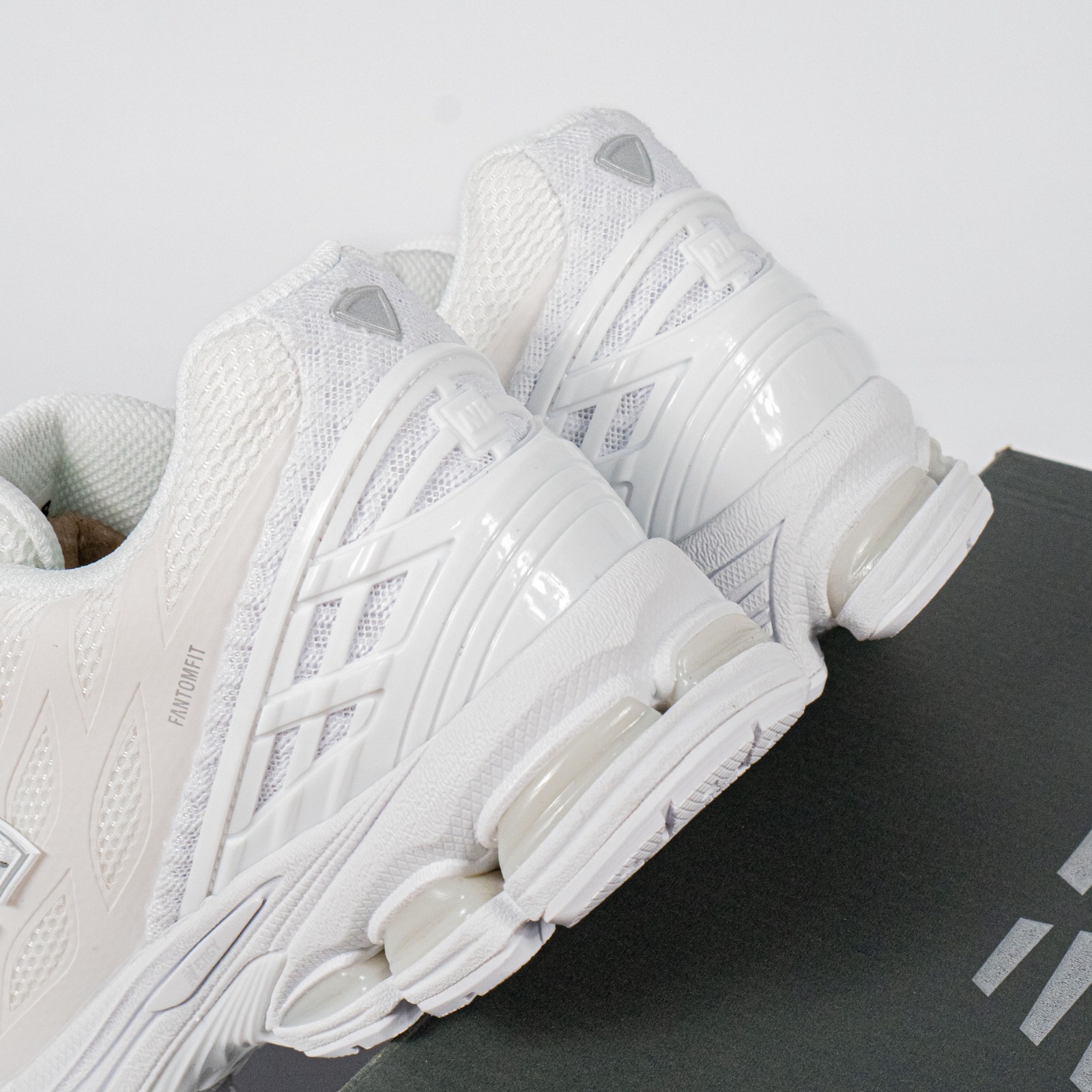 Sepatu New Balance 1906R Triple White Allwhite Sneakers Authentic - Image 4