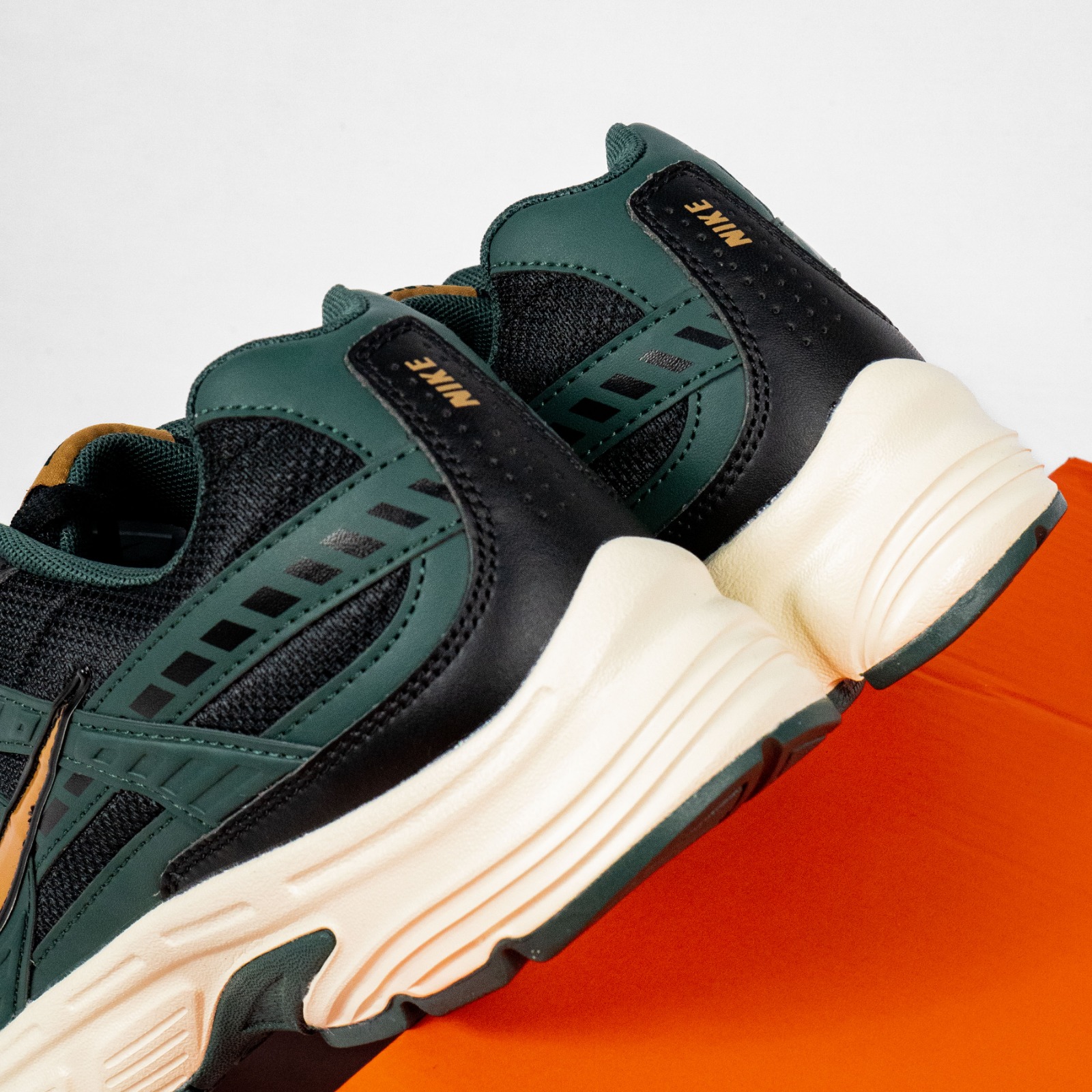 Sepatu Nike Initiator Vintage Green Bronzine Black Sneakers Authentic - Image 2