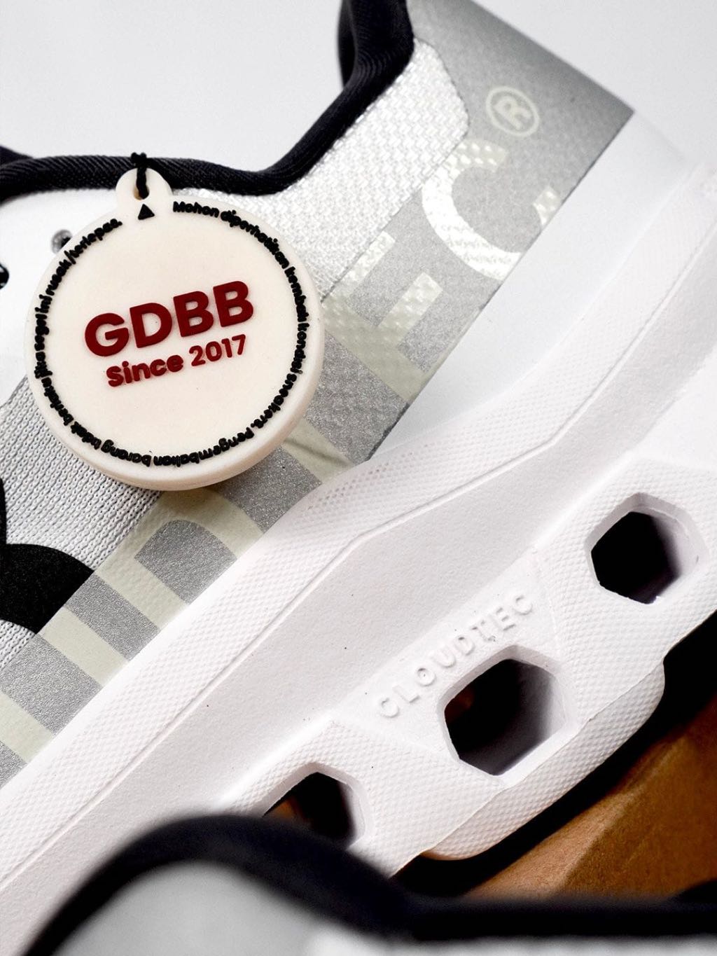 Sepatu Sneakers On Running Cloudmonster Undyed White On Cloudmonster - Image 4