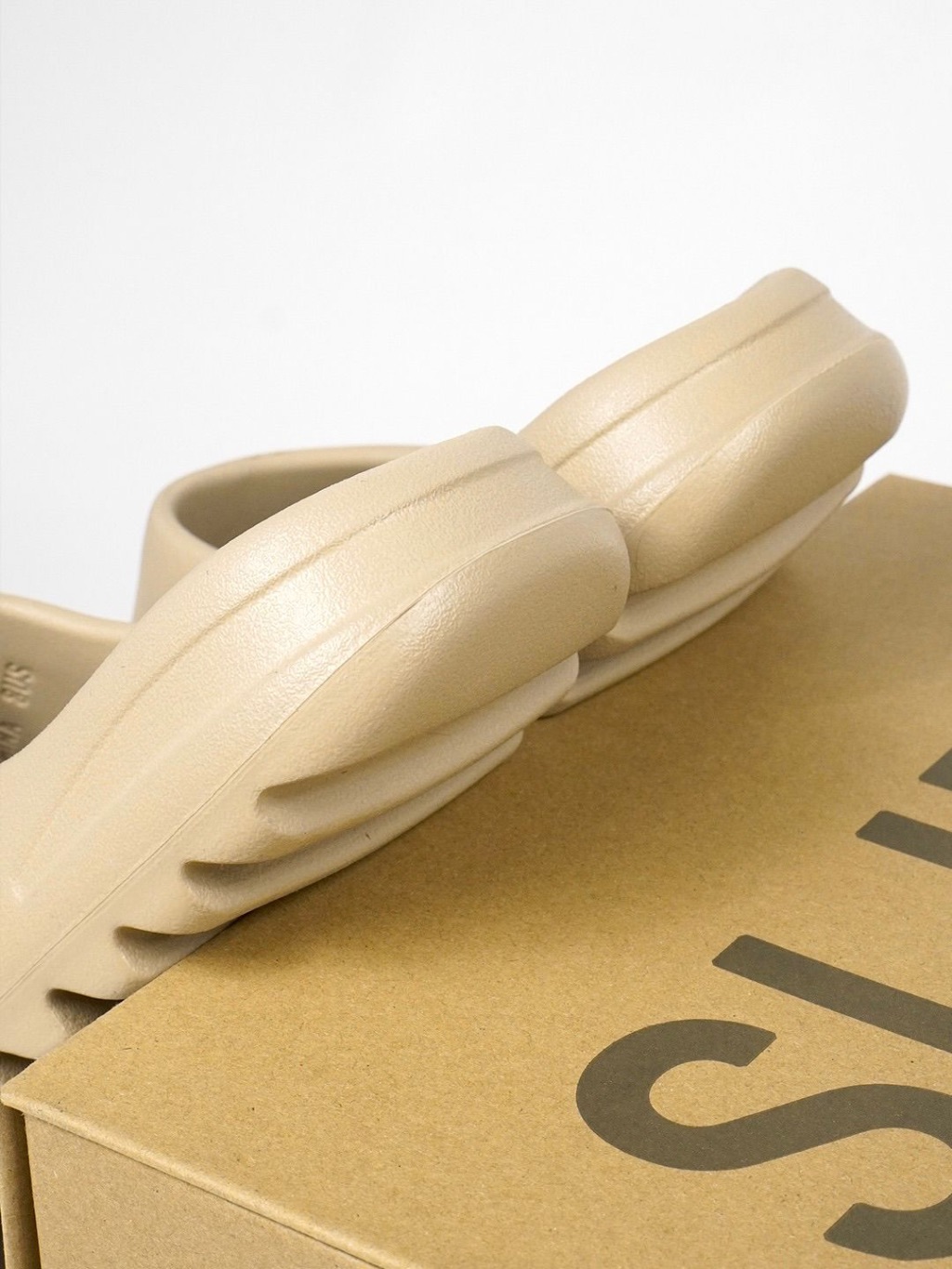 Yeezy Slide Desert Sand White Sand Slides - Image 4