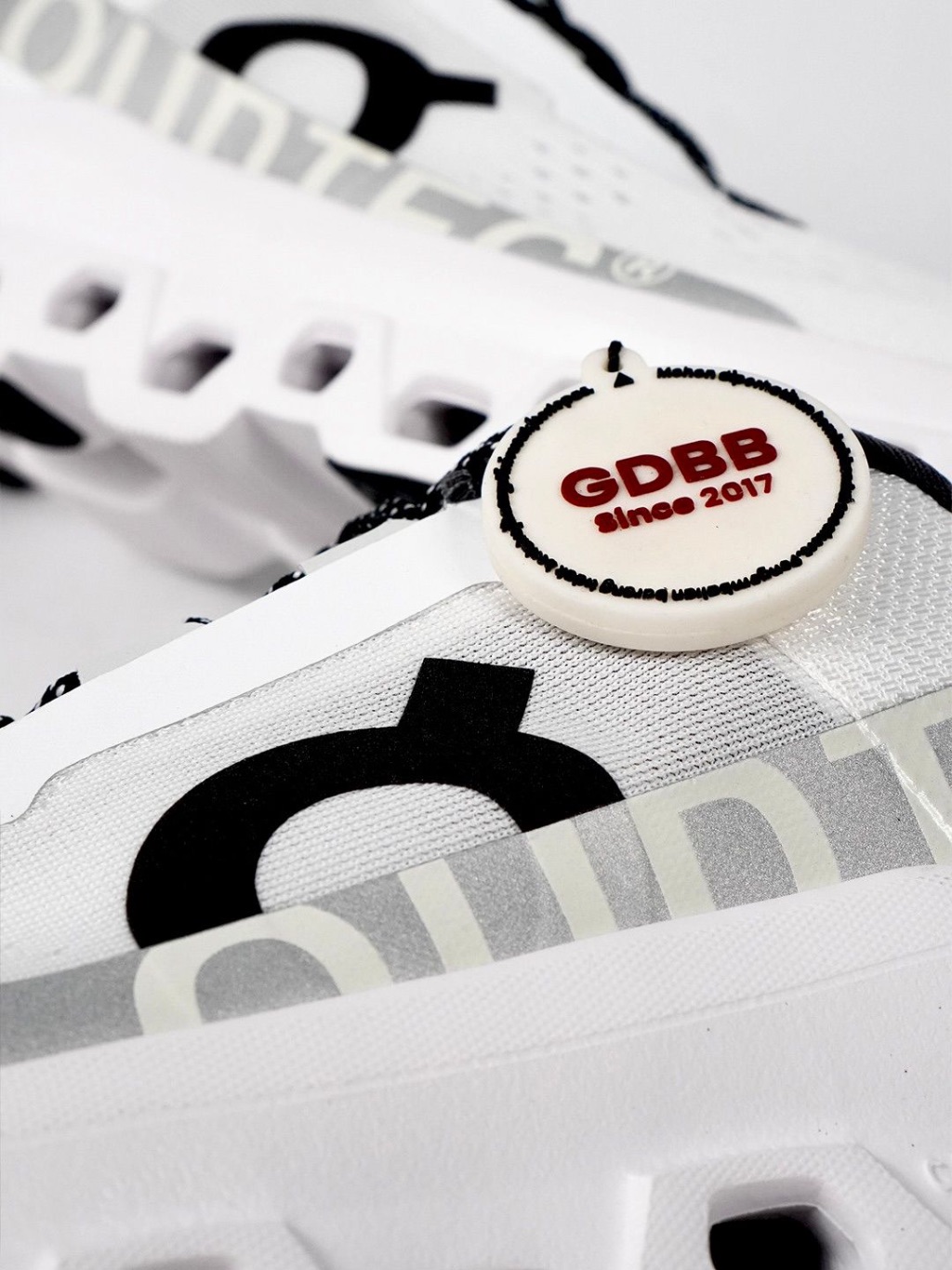 Sepatu Sneakers On Running Cloudmonster Undyed White On Cloudmonster - Image 2