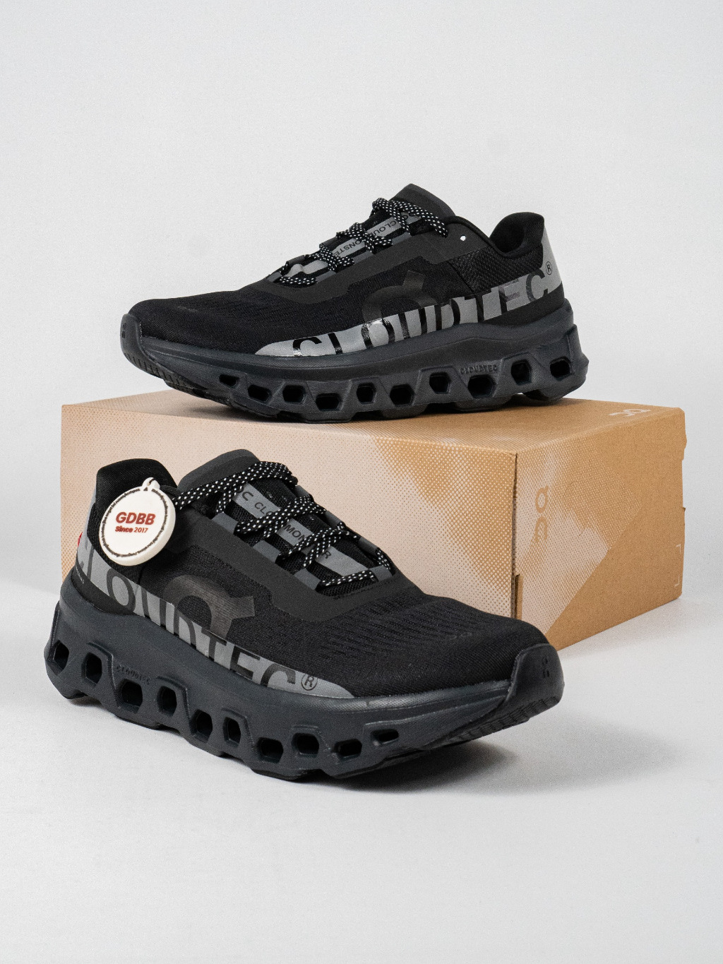 Sepatu Sneakers On Running Cloudmonster Lumos Black Reflective Authentic Sneakers - Image 4