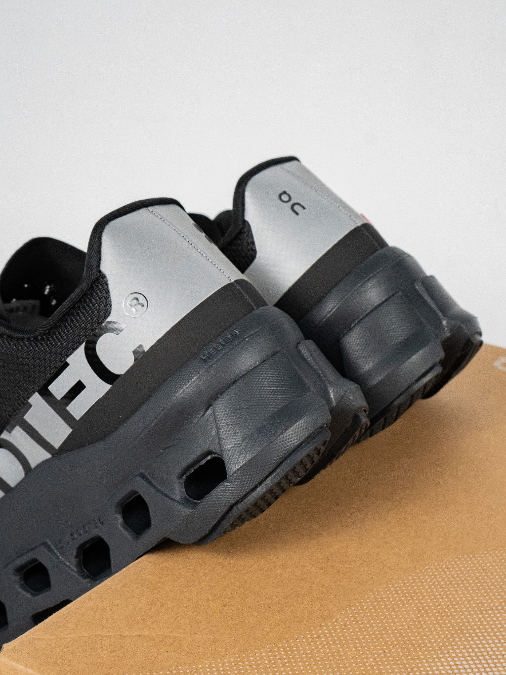 Sepatu Sneakers On Running Cloudmonster Lumos Black Reflective Authentic Sneakers - Image 2