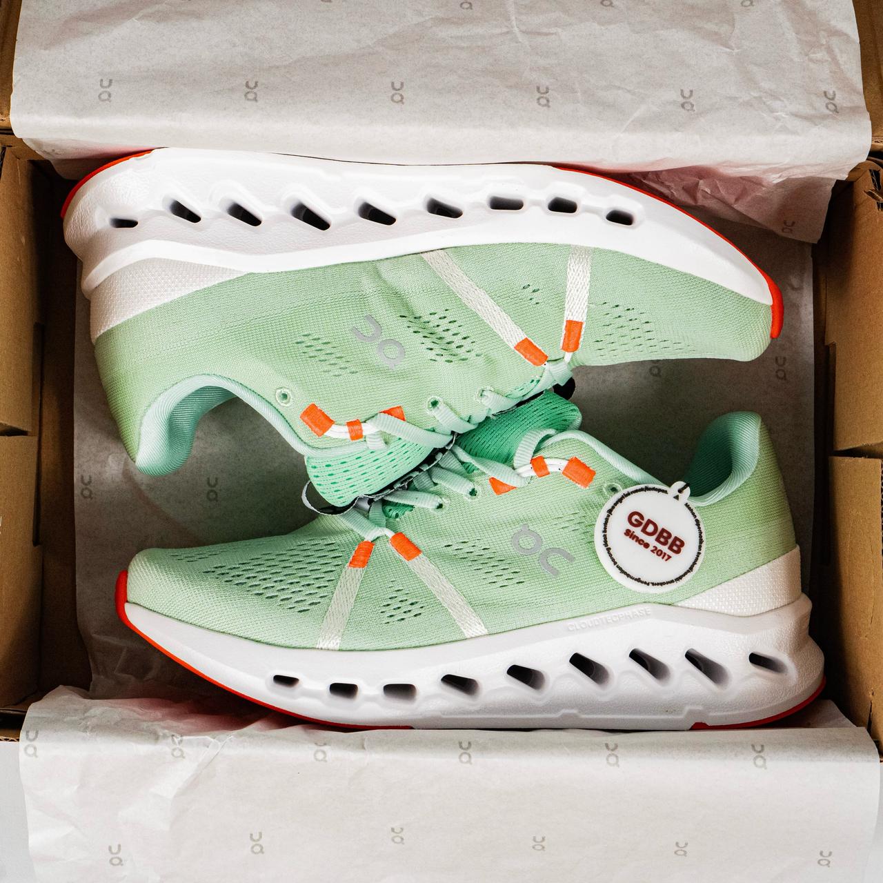 Sepatu On Running On Cloudsurfer Creek White Green Sneakers Authentic - Image 2